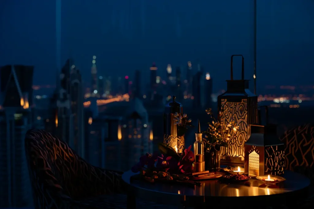 Dubai by night collection foto met blauwe kleuren en kaarsen
