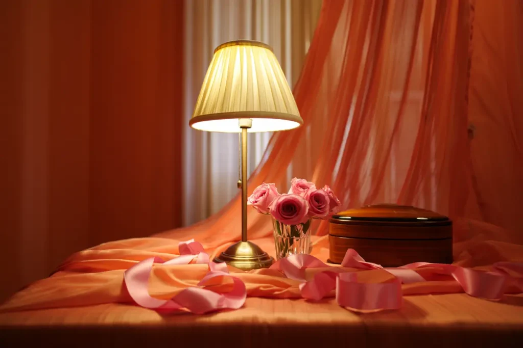 Sfeervolle lamp met roze lichtschijnsel voor een warme en elegante sfeer